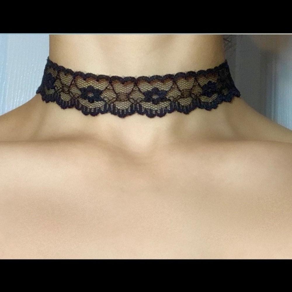 Forever 21 Floral Lace Choker